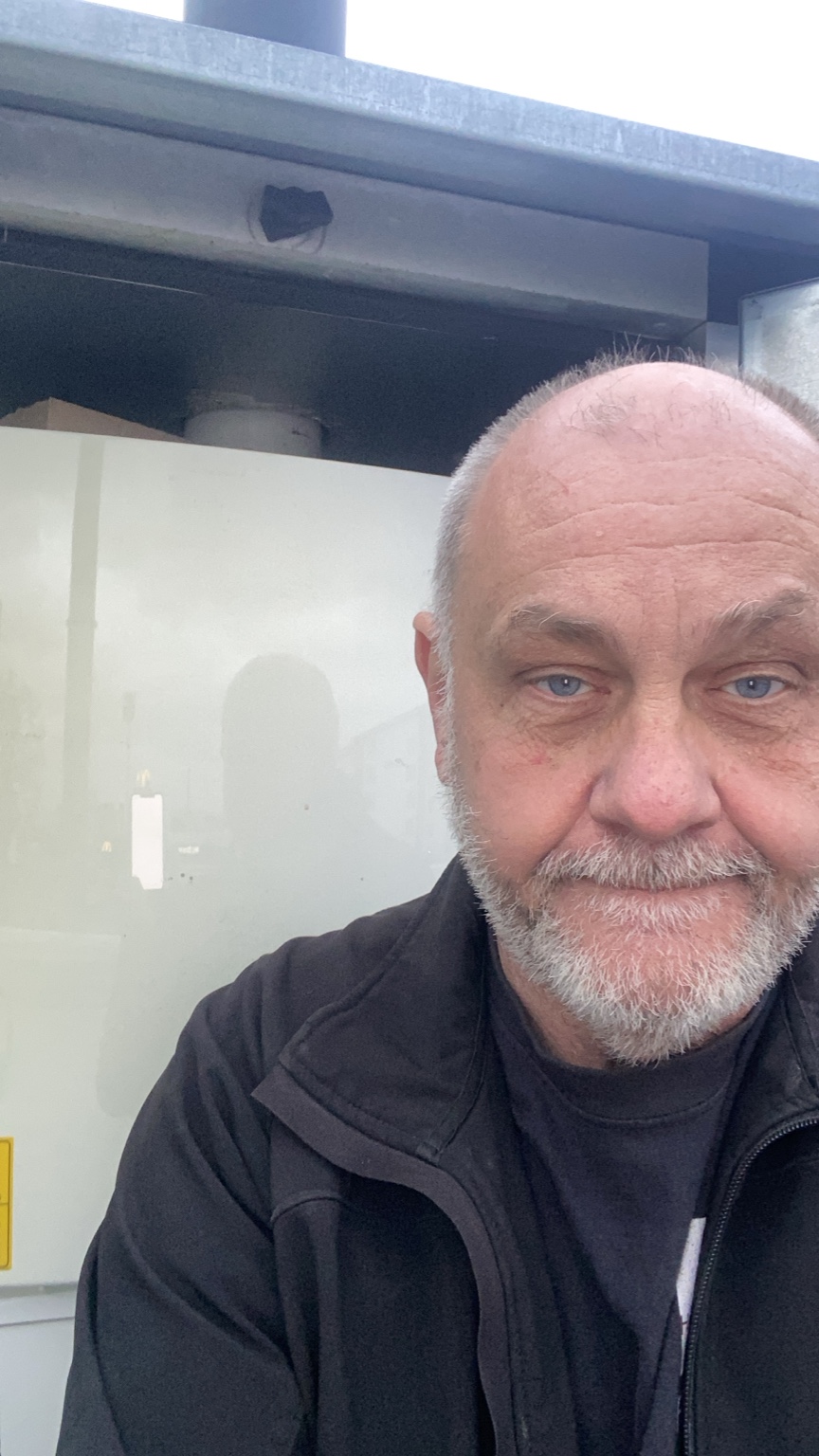 Frank Brauch in Arbeitskleidung vor einer technischen Anlage