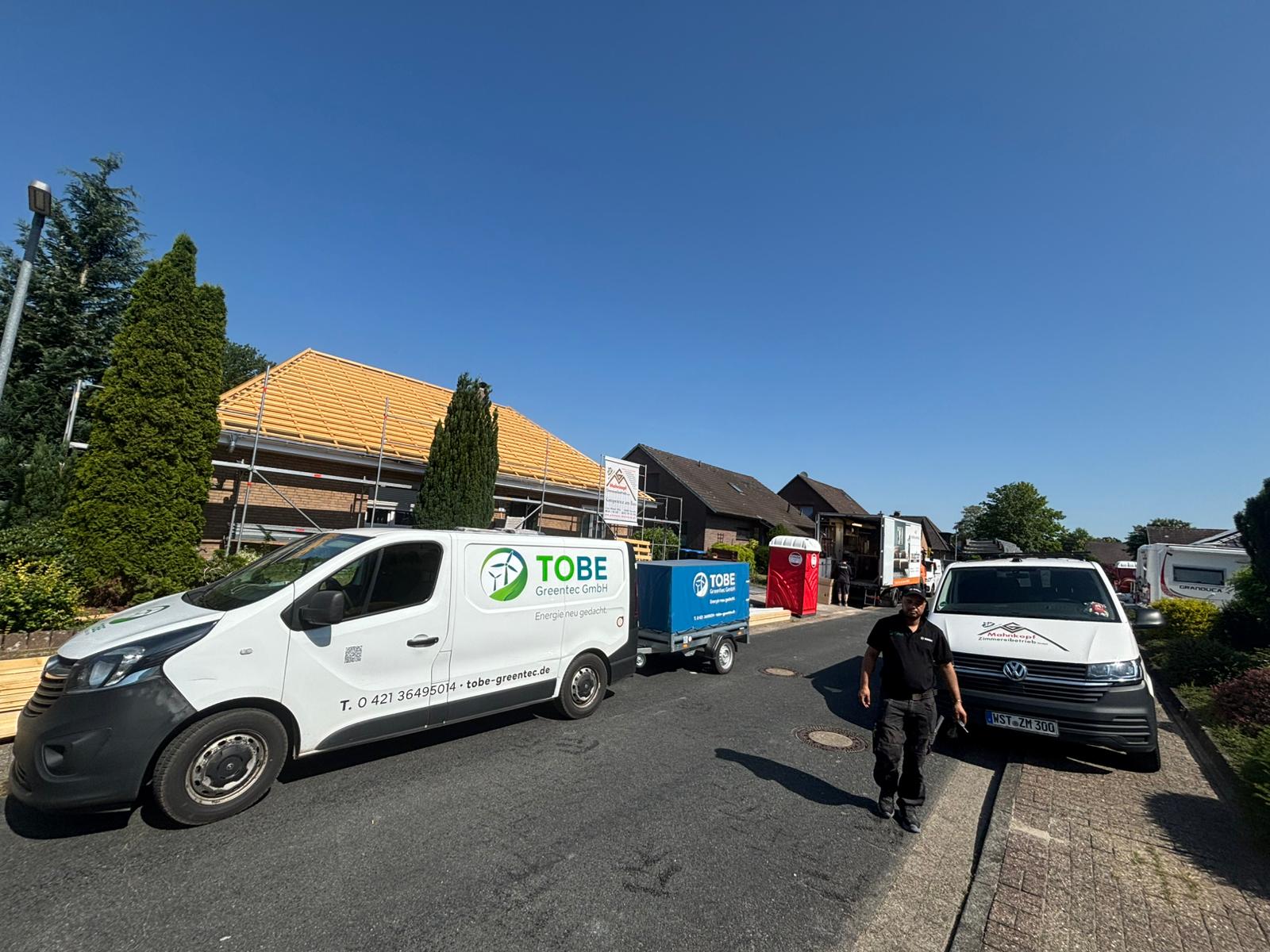 TOBE Greentec Transporter mit Anhänger auf einer Baustelle